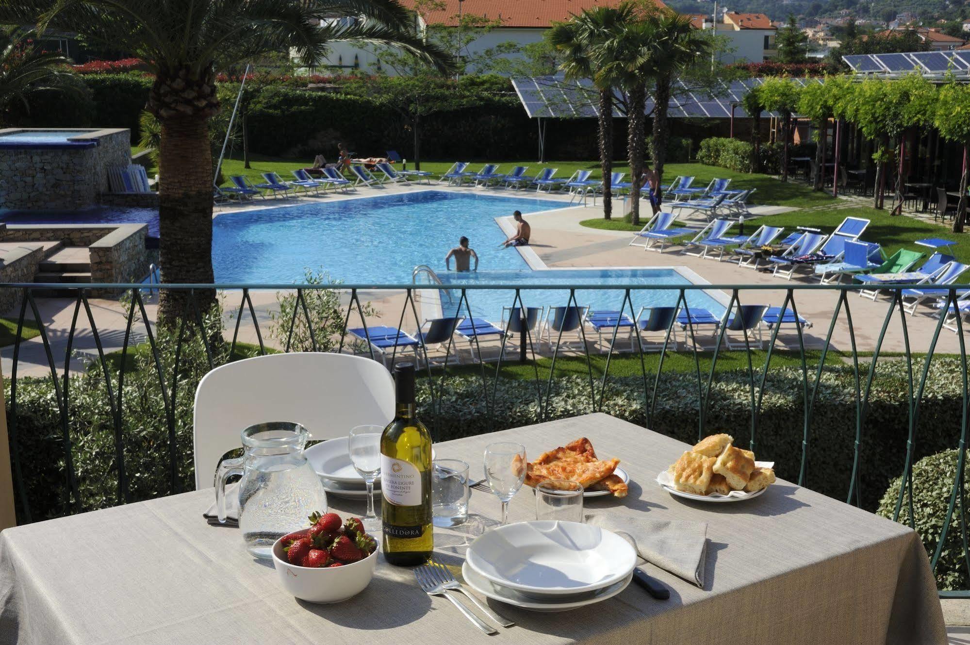 Residence I Cormorani Лоано Екстериор снимка