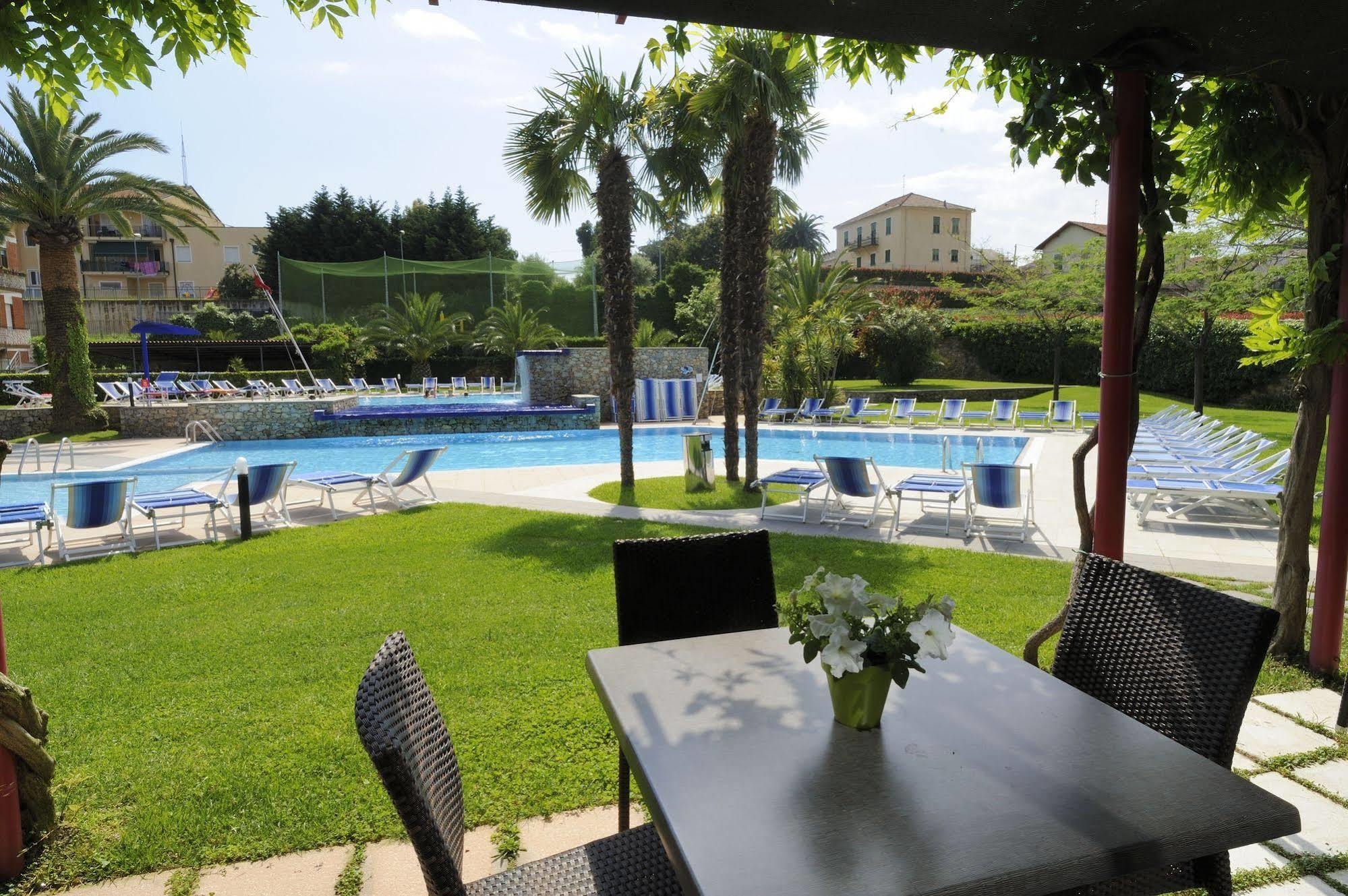 Residence I Cormorani Лоано Екстериор снимка